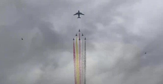 Impressive! A Y-20 transport aircraft flew over the majestic Giza Pyramids in Egypt